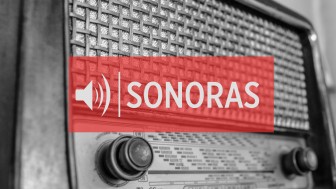 Na imagem, rádio antigo em preto e branco. No centro, quadrado vermelho com transparência contendo ícone de auto-falante e a palavra "sonoras" em cor gelo.