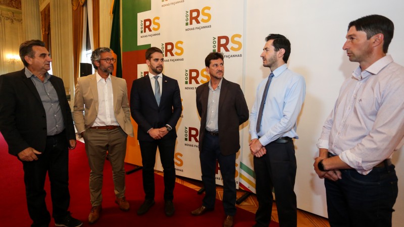 Em ordem: secretário de Logística e Transportes em exercício, Luiz Gustavo de Souza, deputado estadual Frederico Antunes, governador Eduardo Leite, prefeito de Alegrete, Márcio Amaral e diretor-geral do Daer, Luciano Faustino.