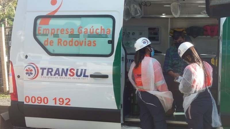 Equipe médica em ambulância