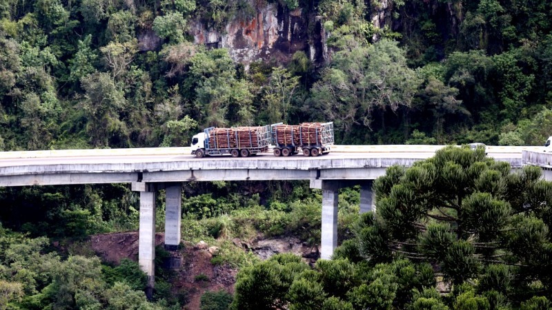 A foto mostra a rodovia Rota do Sol. Nela, está transitando um caminhão.
