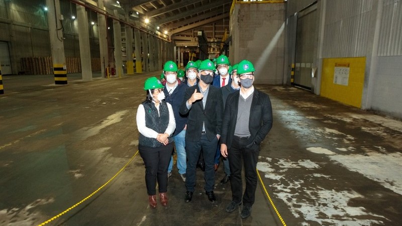 A foto mostra o Governador Eduardo Leite e comitiva visitam instalações da Yara Brasil