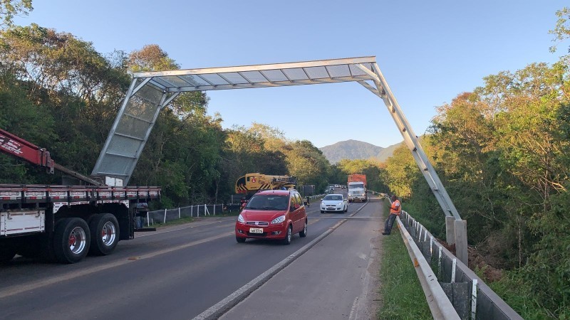 A foto mostra a instalação das passagens para anfíbios sobre a Rota do Sol