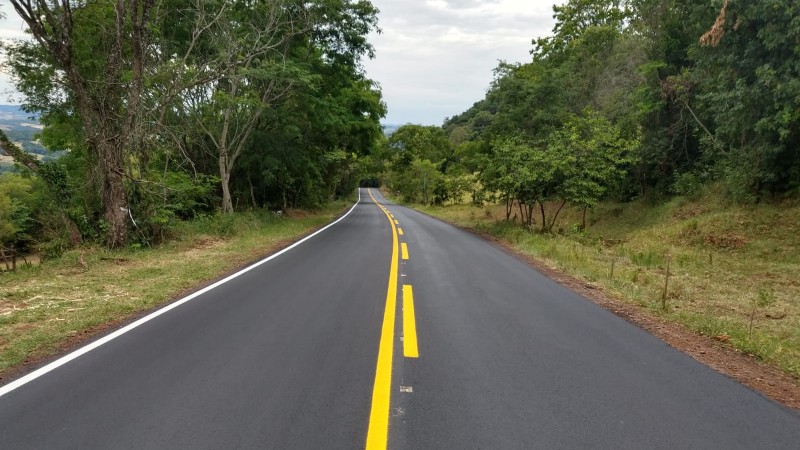 A imagem mostra a rodovia com a nova sinalização.