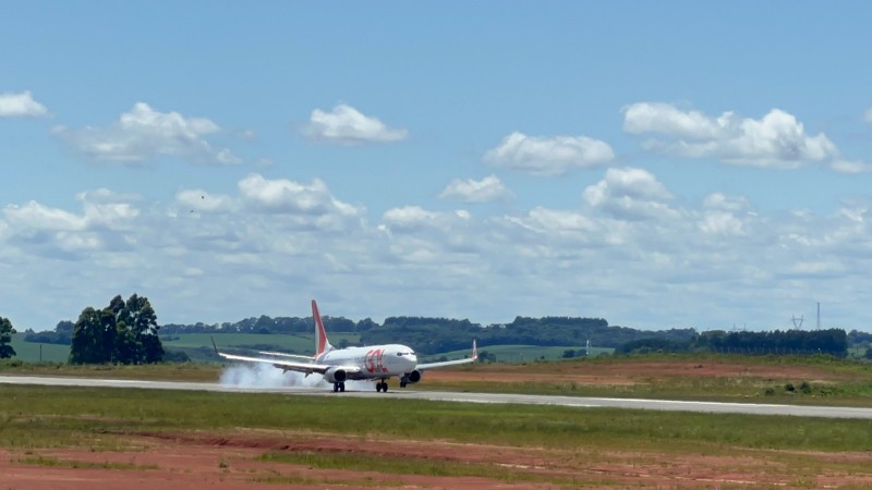 Aeronave Boeing 737 800 aterrissa na pista do aeroporto Lauro Kurts, em Passo Fundo (RS)