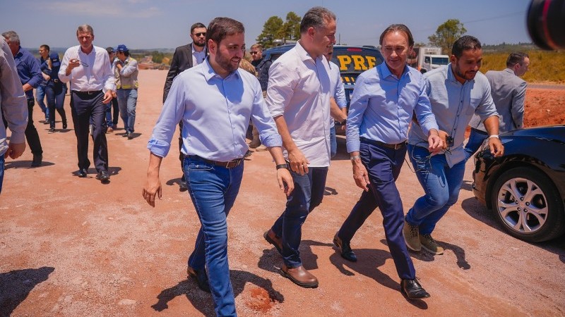Ministro dos Transportes Renan Filho e vice-governador Gabriel Souza vistoriam obras em andamento na BR-116 acompanhados de assessores e imprensa.