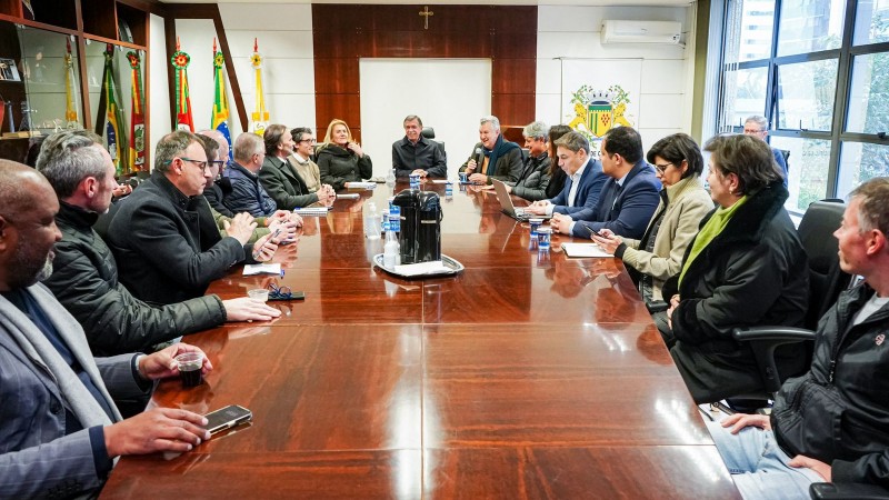 Na foto, diversos líderes regionais e estaduais debatem a viabilidade do aeroporto de Vila Oliva, em Caxias do Sul