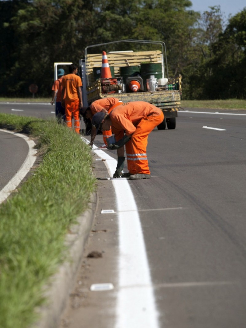 Na foto, trabalhadores em obra em rodovia.