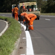 Na foto, trabalhadores em obra em rodovia. 