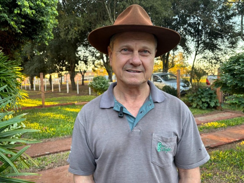 Eloir Jorge Scarton veste uma camisa polo cinza e um chapéu marrom.