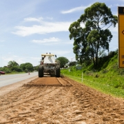 Na foto, obras em rodovias. 
