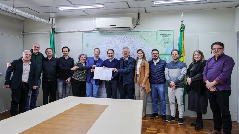 Representantes do Distrito de Santa Flora, pertencente ao município de Santa Maria-RS, e o secretário de Logística e Transportes, Juvir Costella 