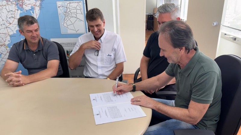 Secret&aacute;rio Juvir Costella assina ordem de in&iacute;cio de obras de pavimenta&ccedil;&atilde;o que somam mais de R$ 3 milh&otilde;es em investimentos.