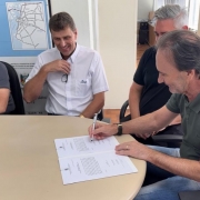 Secret&aacute;rio Juvir Costella assina ordem de in&iacute;cio de obras de pavimenta&ccedil;&atilde;o que somam mais de R$ 3 milh&otilde;es em investimentos.