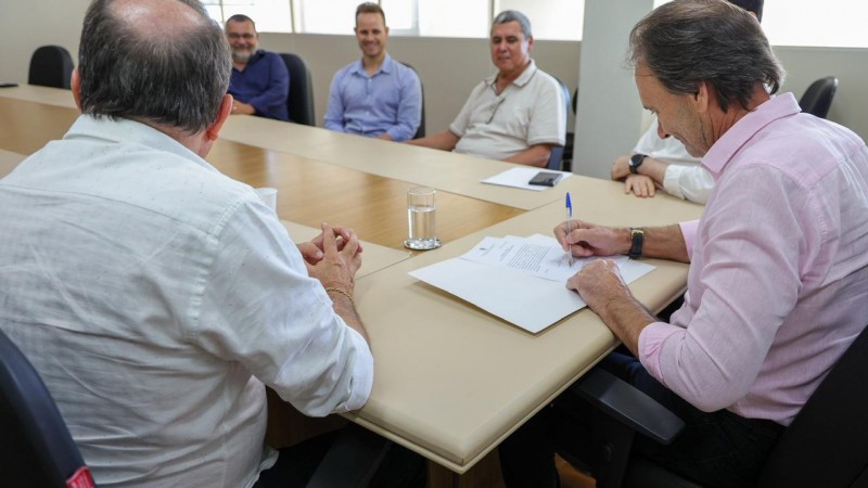 Assinatura ocorreu na sede da Secretaria de Log&iacute;stica e Transportes, em Porto Alegre
