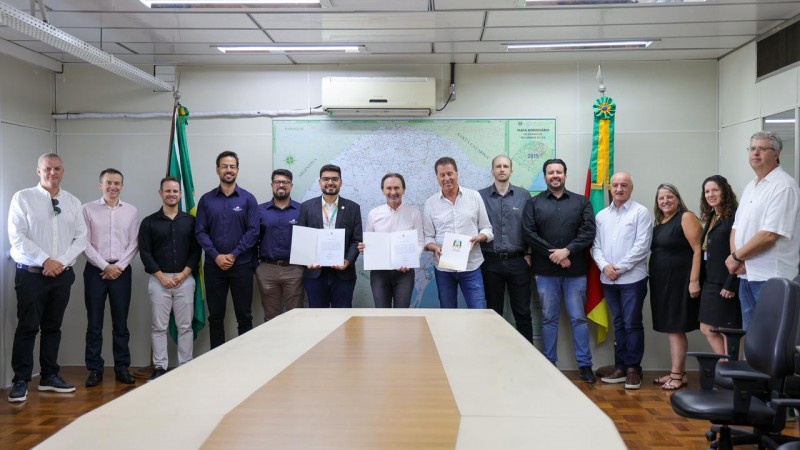Representantes das tr&ecirc;s obras de Farroupilha estiveram na sede da Selt, em Porto Alegre, para ato de assinatura do PIAA.