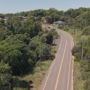 Rodovia pavimentada em meio &agrave; natureza.