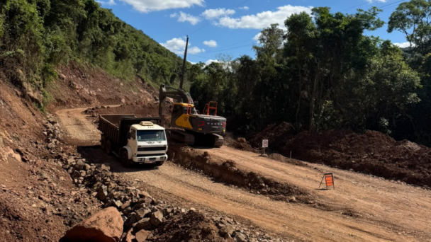 A pavimentação e a recuperação estão em andamento em 16,6 quilômetros da rodovia.